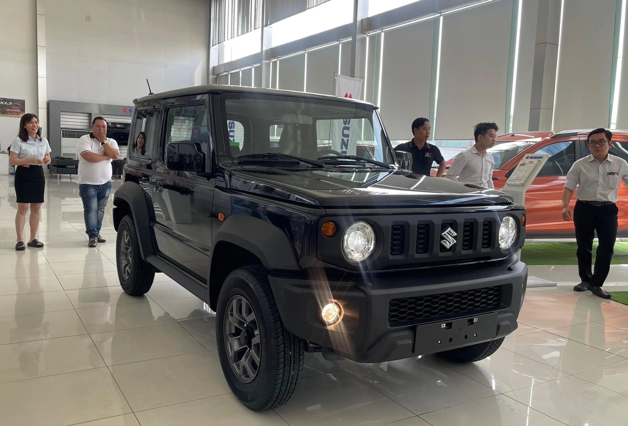 Suzuki Jimny chốt lịch ra mắt tại Việt Nam dù đã có nhiều xe giao khách, đại lý báo giá từ 789 triệu, có bản độ sẵn cho khách thích G 63 - Ảnh 4