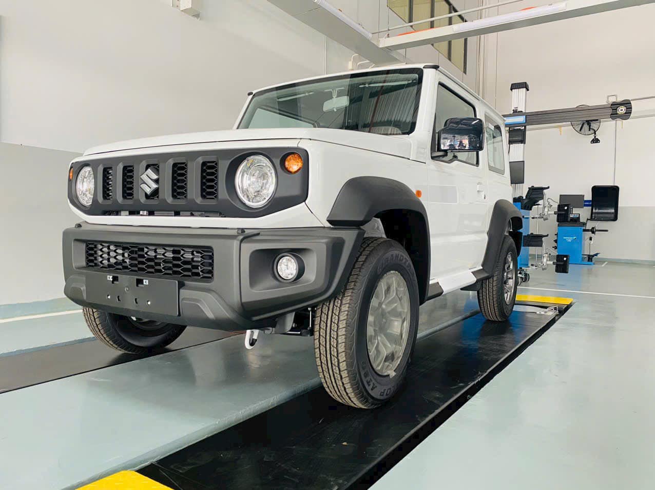 Suzuki Jimny chốt lịch ra mắt tại Việt Nam dù đã có nhiều xe giao khách, đại lý báo giá từ 789 triệu, có bản độ sẵn cho khách thích G 63 - Ảnh 1