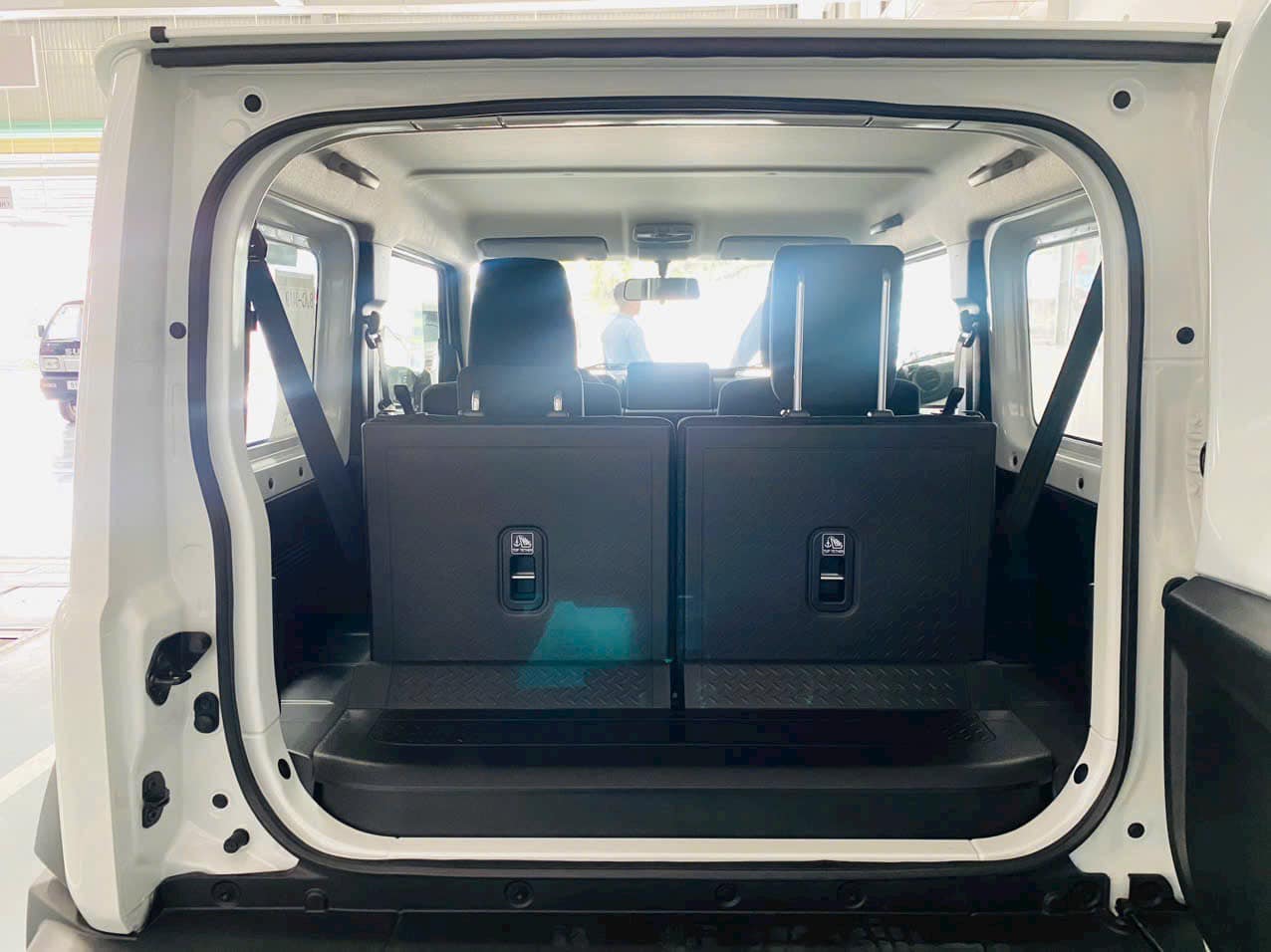 Suzuki Jimny chốt lịch ra mắt tại Việt Nam dù đã có nhiều xe giao khách, đại lý báo giá từ 789 triệu, có bản độ sẵn cho khách thích G 63 - Ảnh 9