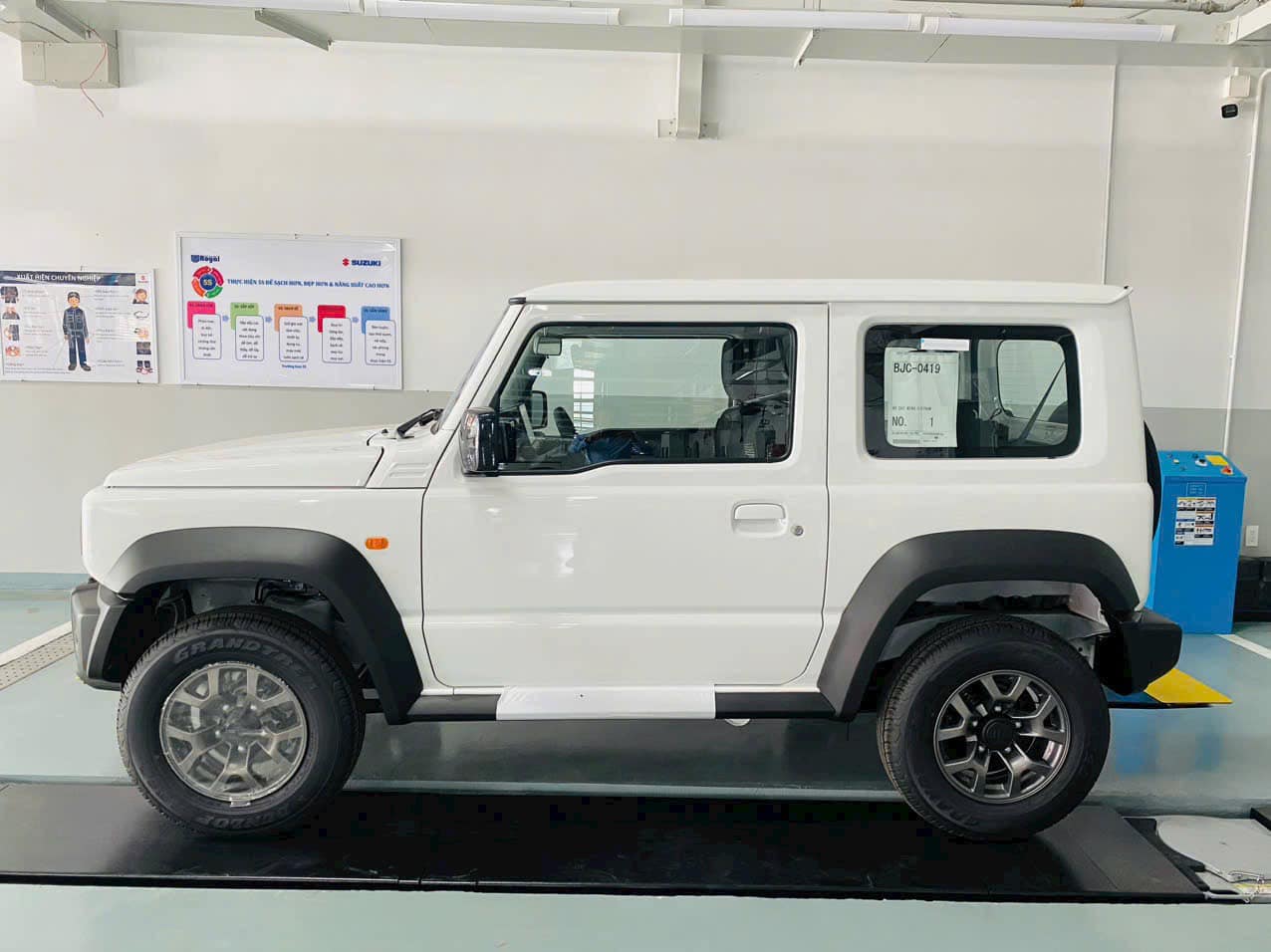 Suzuki Jimny chốt lịch ra mắt tại Việt Nam dù đã có nhiều xe giao khách, đại lý báo giá từ 789 triệu, có bản độ sẵn cho khách thích G 63 - Ảnh 6