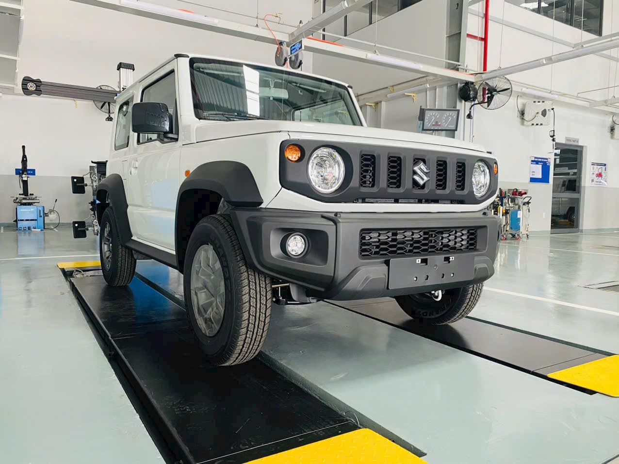 Suzuki Jimny chốt lịch ra mắt tại Việt Nam dù đã có nhiều xe giao khách, đại lý báo giá từ 789 triệu, có bản độ sẵn cho khách thích G 63 - Ảnh 5