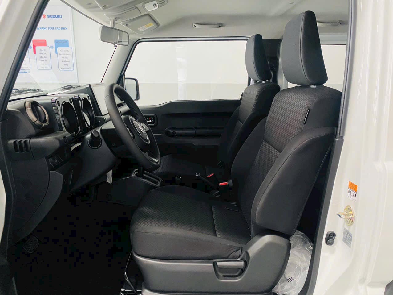 Suzuki Jimny chốt lịch ra mắt tại Việt Nam dù đã có nhiều xe giao khách, đại lý báo giá từ 789 triệu, có bản độ sẵn cho khách thích G 63 - Ảnh 8