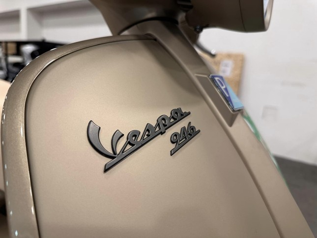 Vespa 946 phiên bản rồng giá tiền tỷ đầu tiên Việt Nam - Ảnh 8