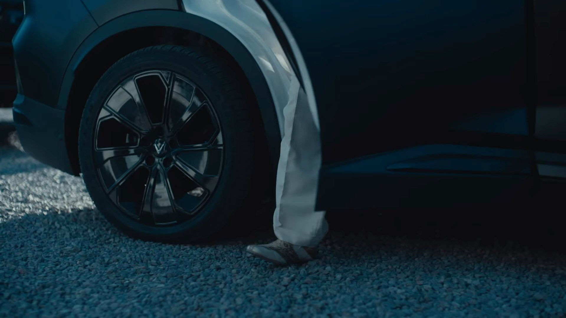 VinFast VF 8 xuất hiện cực ngầu trong MV ca nhạc của 'ông hoàng tỷ view' J Balvin, được hộ tống bằng 2 chiếc Mercedes G63 - Ảnh 3