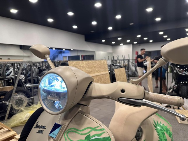 Vespa 946 phiên bản rồng giá tiền tỷ đầu tiên Việt Nam - Ảnh 7
