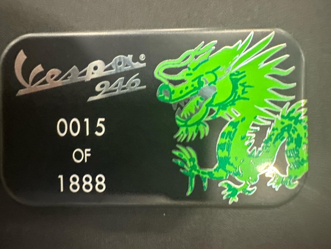 Vespa 946 phiên bản rồng giá tiền tỷ đầu tiên Việt Nam - Ảnh 2