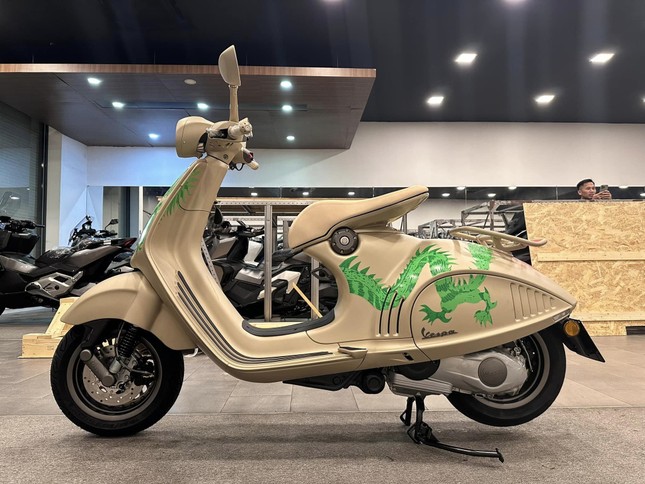 Vespa 946 phiên bản rồng giá tiền tỷ đầu tiên Việt Nam - Ảnh 5