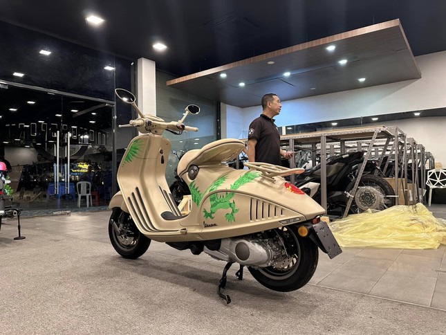 Vespa 946 phiên bản rồng giá tiền tỷ đầu tiên Việt Nam - Ảnh 4