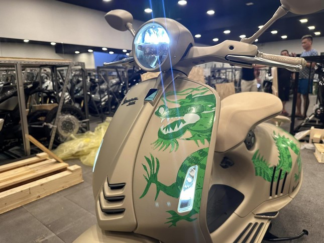 Vespa 946 phiên bản rồng giá tiền tỷ đầu tiên Việt Nam - Ảnh 6