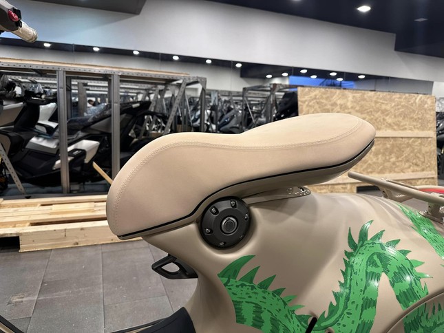 Vespa 946 phiên bản rồng giá tiền tỷ đầu tiên Việt Nam - Ảnh 9