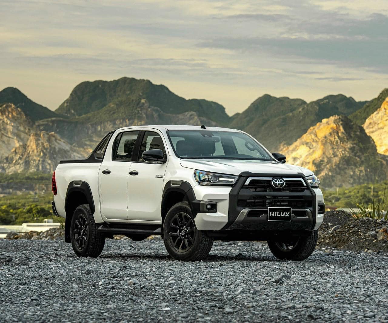 Toyota báo giá dự kiến 3 bản Hilux: Cao nhất 999 triệu, bán từ tháng 5, trở lại đấu Ranger và Triton - Ảnh 2