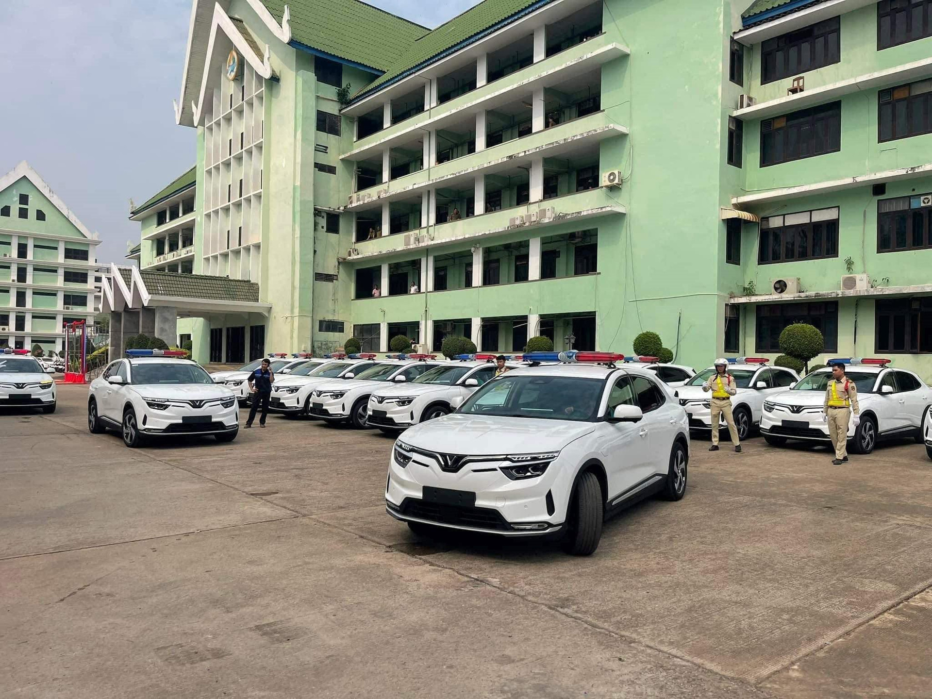 VinFast VF8 phiên bản xe cảnh sát dành cho thị trường 'sát vách' Việt Nam? - Ảnh 2