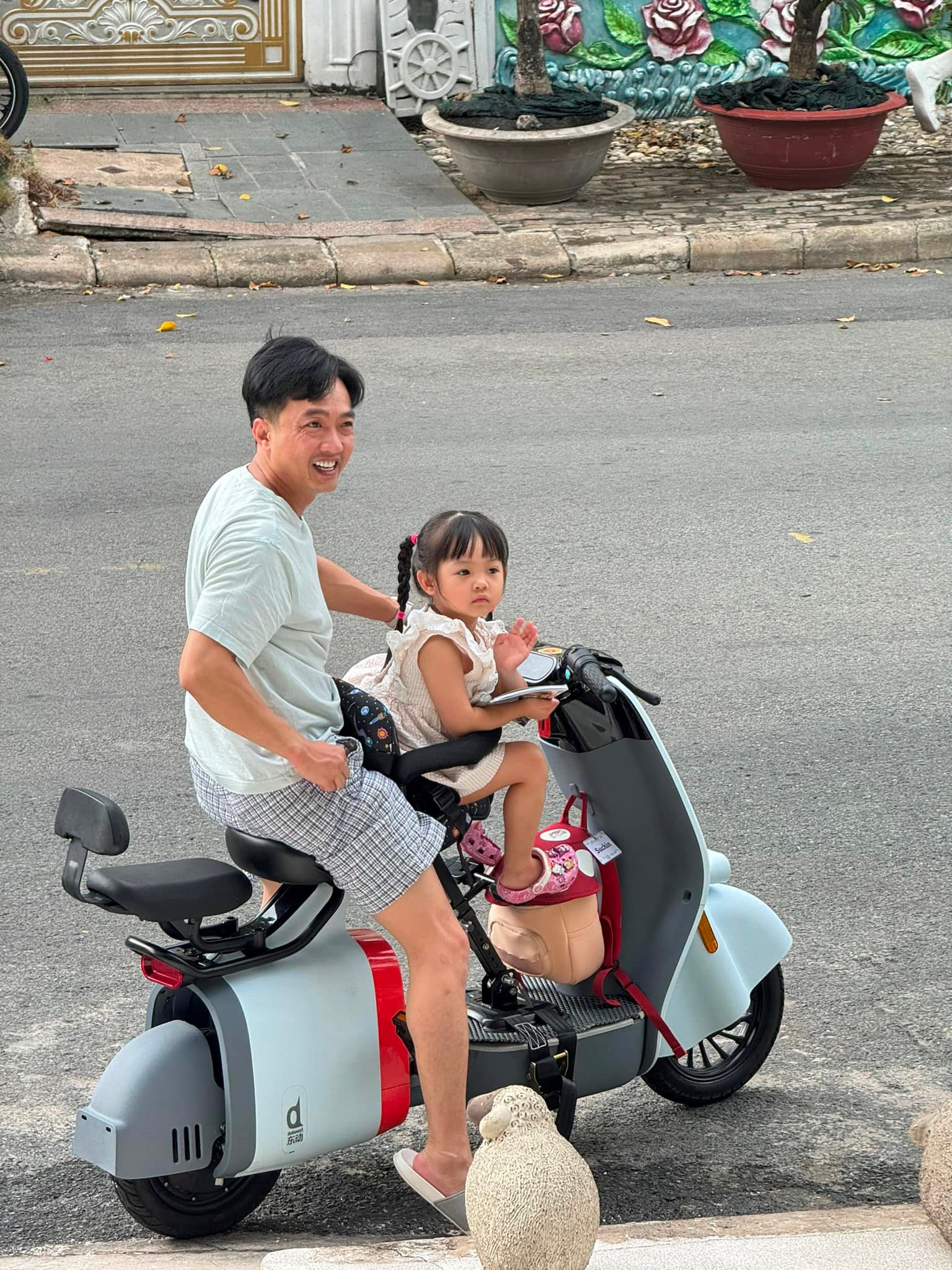 Không phải Porsche 911 hay Honda Civic Type R, đây mới là chiếc xe mà Cường Đô la chở con đi học, thiết kế siêu xinh với giá bán rẻ bất ngờ - Ảnh 1