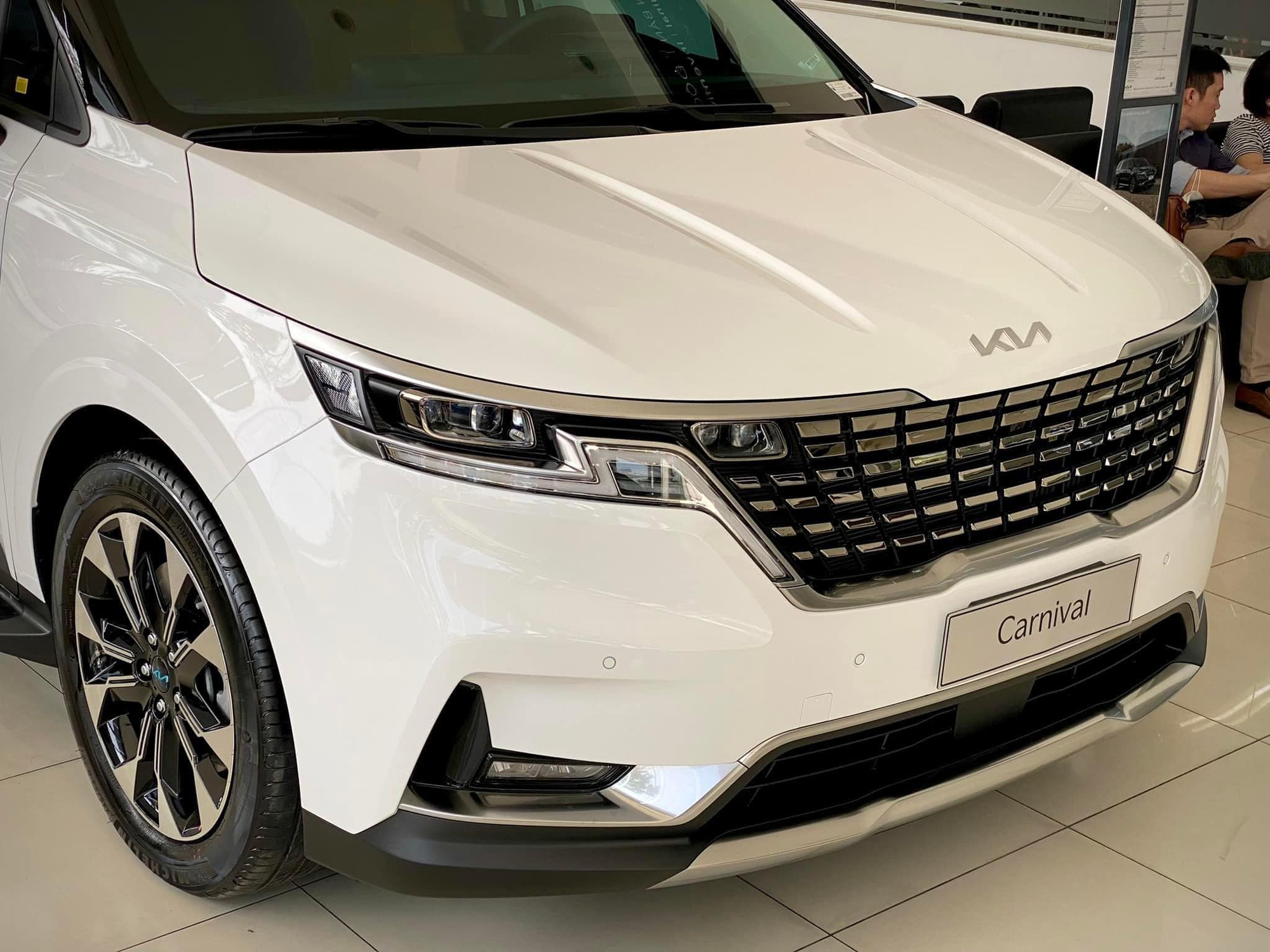 Đại lý nhận cọc 2 phiên bản mới của Kia Carnival: Giá thấp nhất 1,169 tỷ, Luxury có tùy chọn 7 chỗ, hợp người thực dụng - Ảnh 3