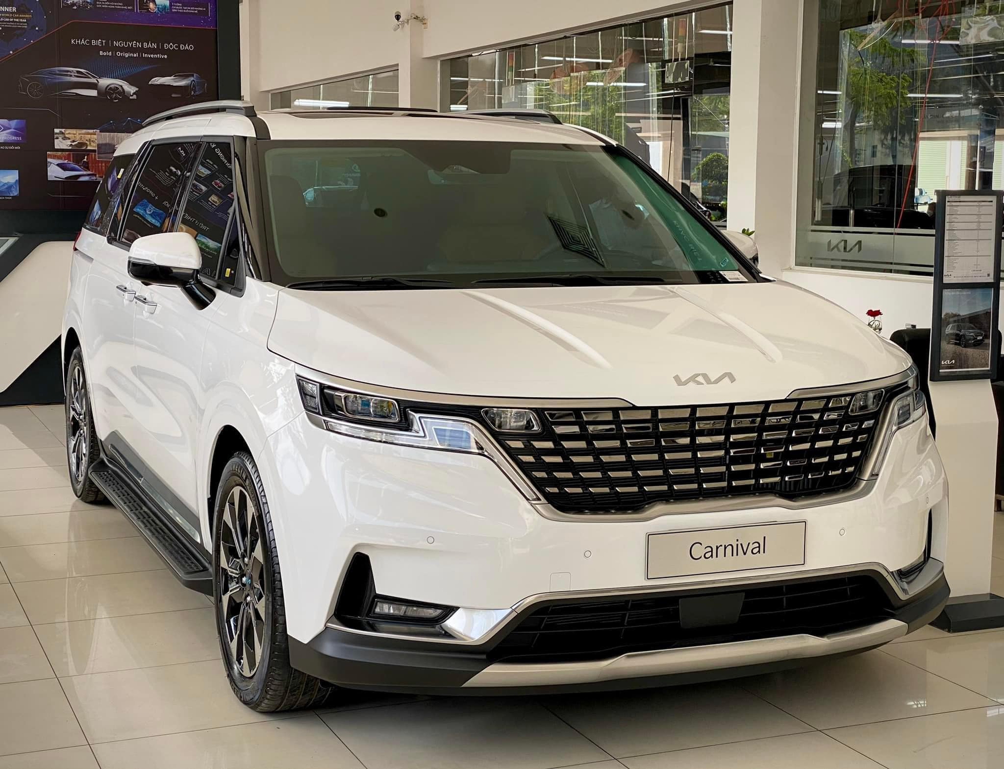 Đại lý nhận cọc 2 phiên bản mới của Kia Carnival: Giá thấp nhất 1,169 tỷ, Luxury có tùy chọn 7 chỗ, hợp người thực dụng - Ảnh 2