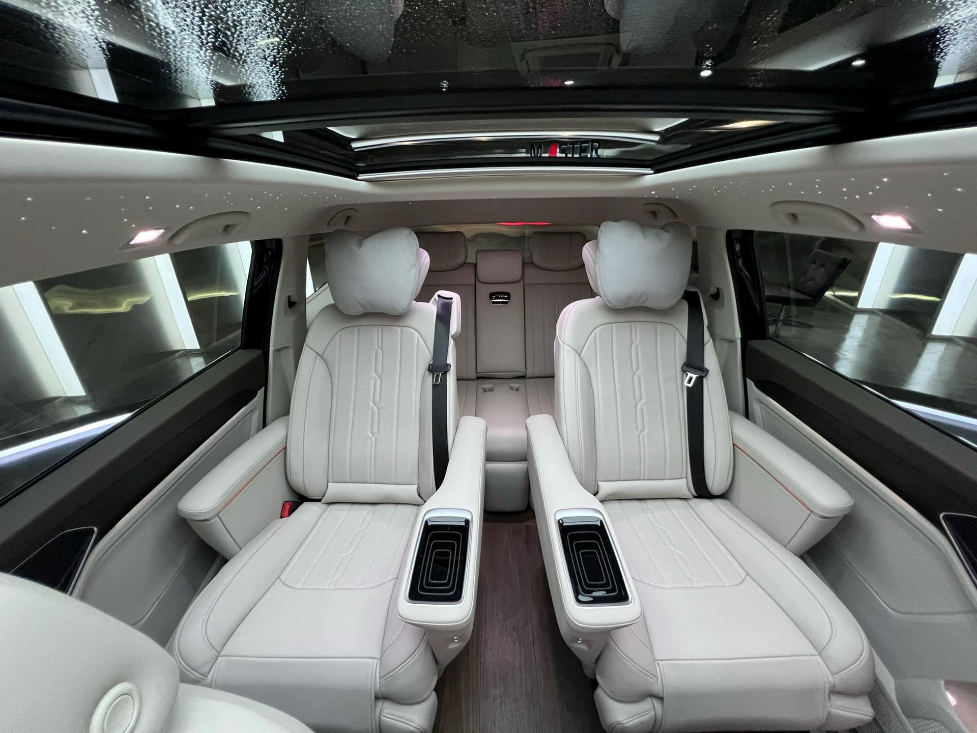 'Mai' thu 500 tỷ, Trấn Thành lập tức đổ tiền tậu xế sang cùng gói độ khủng: ghế thương gia, sàn gỗ du thuyền đẳng cấp "chủ tịch" - Ảnh 3