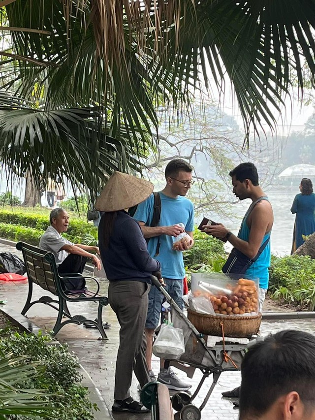 "Chặt chém" 100 nghìn đồng/3 chiếc bánh rán cho khách Tây, người phụ nữ nhận cái kết buồn ngay tức khắc - Ảnh 1