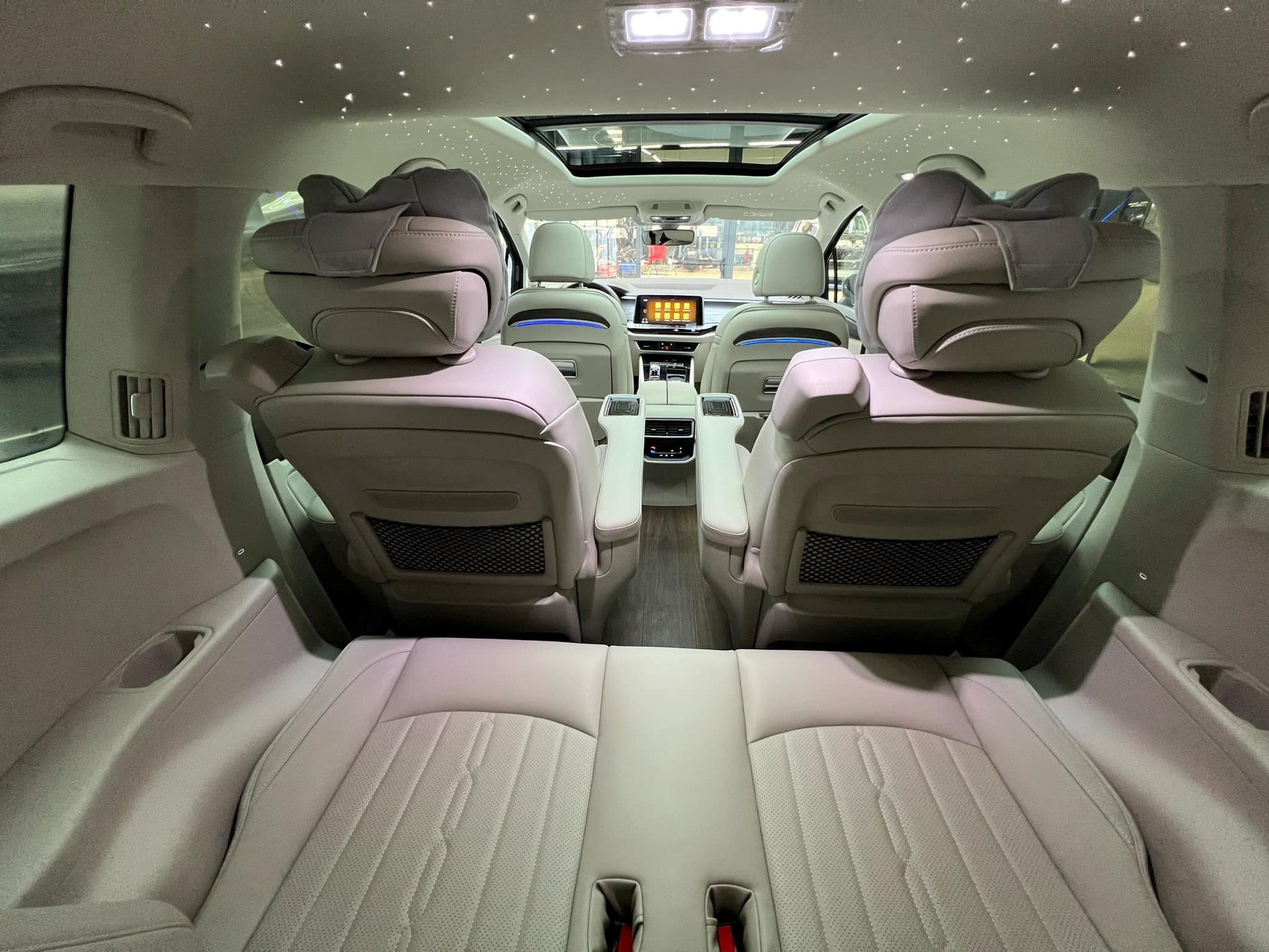 'Mai' thu 500 tỷ, Trấn Thành lập tức đổ tiền tậu xế sang cùng gói độ khủng: ghế thương gia, sàn gỗ du thuyền đẳng cấp "chủ tịch" - Ảnh 4