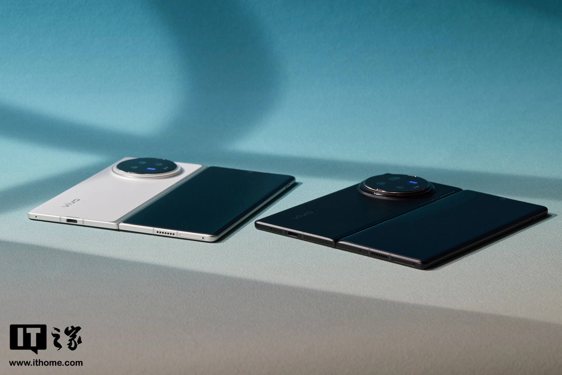 Cận cảnh smartphone màn hình gập mỏng nhẹ nhất thế giới: Nhẹ hơn cả iPhone 15 Pro Max, mỏng chỉ 4.65mm, mà pin vẫn tận 5.500mAh - Ảnh 1