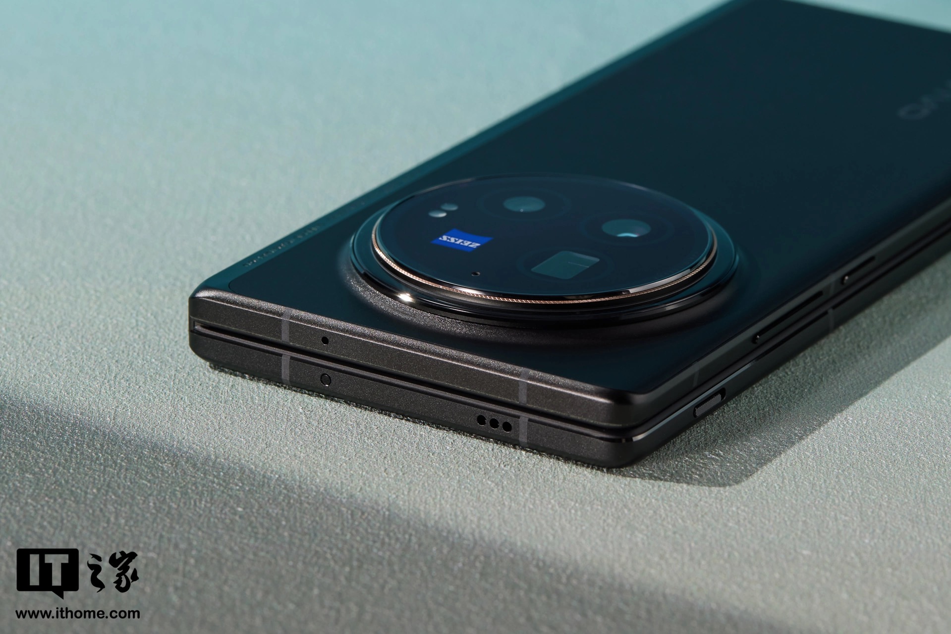 Cận cảnh smartphone màn hình gập mỏng nhẹ nhất thế giới: Nhẹ hơn cả iPhone 15 Pro Max, mỏng chỉ 4.65mm, mà pin vẫn tận 5.500mAh - Ảnh 24