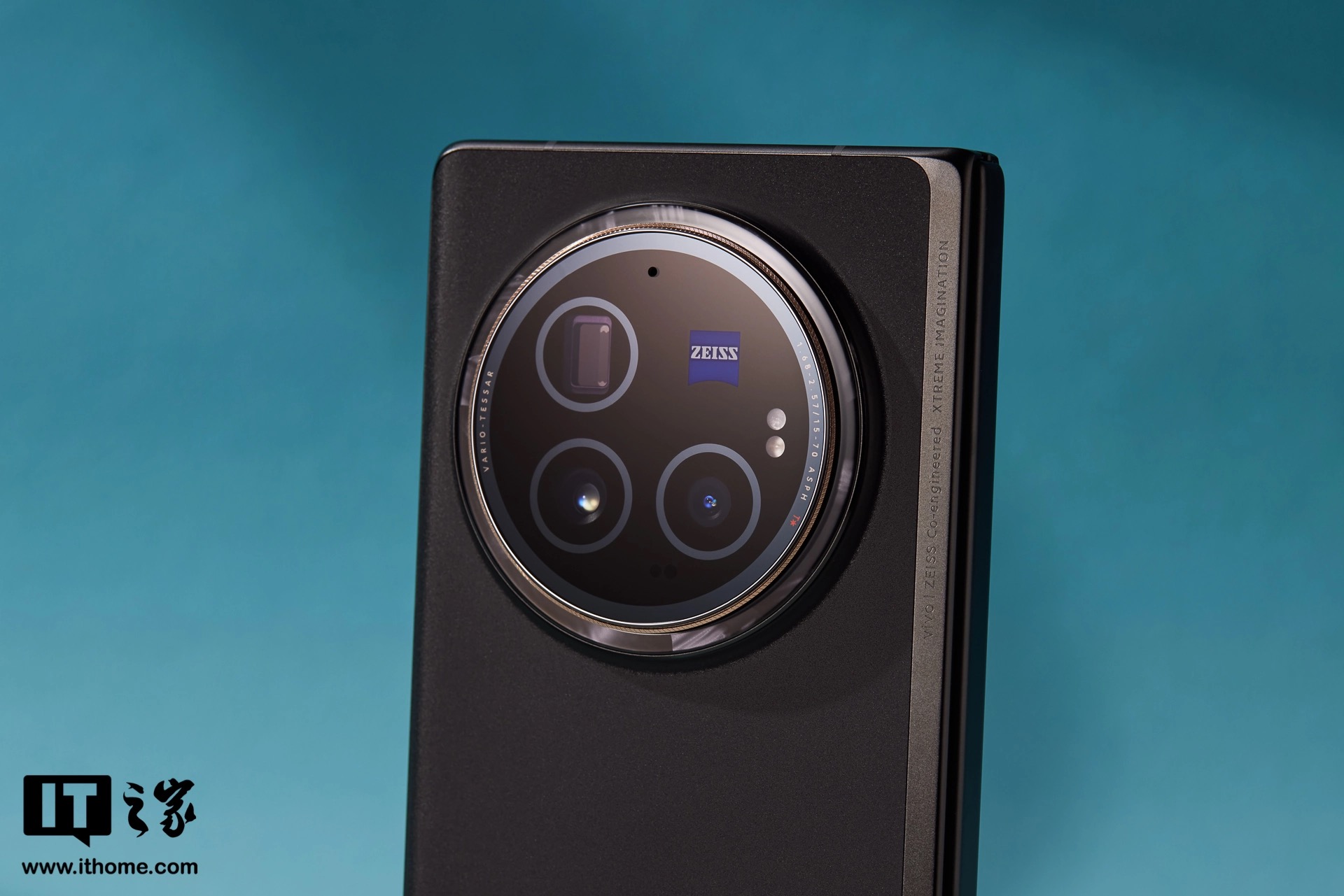 Cận cảnh smartphone màn hình gập mỏng nhẹ nhất thế giới: Nhẹ hơn cả iPhone 15 Pro Max, mỏng chỉ 4.65mm, mà pin vẫn tận 5.500mAh - Ảnh 27