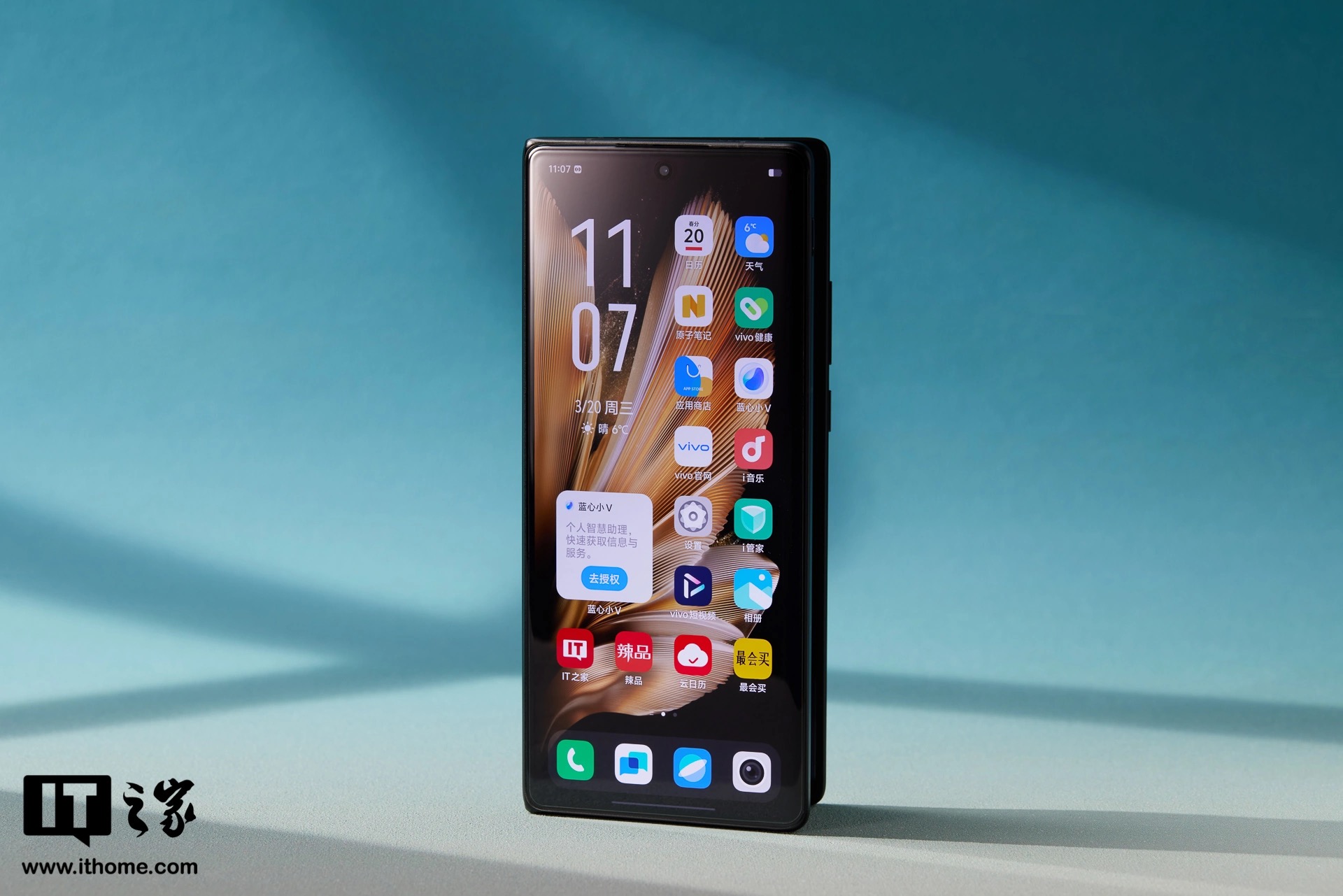 Cận cảnh smartphone màn hình gập mỏng nhẹ nhất thế giới: Nhẹ hơn cả iPhone 15 Pro Max, mỏng chỉ 4.65mm, mà pin vẫn tận 5.500mAh - Ảnh 29