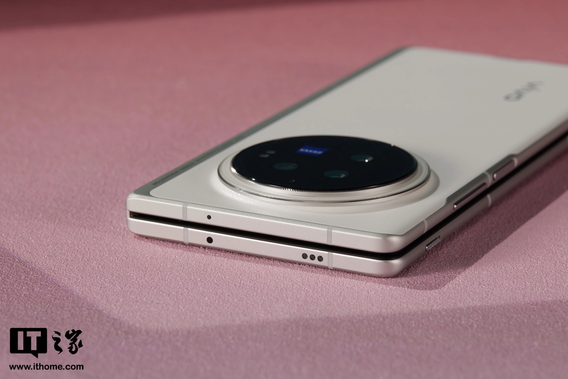 Cận cảnh smartphone màn hình gập mỏng nhẹ nhất thế giới: Nhẹ hơn cả iPhone 15 Pro Max, mỏng chỉ 4.65mm, mà pin vẫn tận 5.500mAh - Ảnh 13