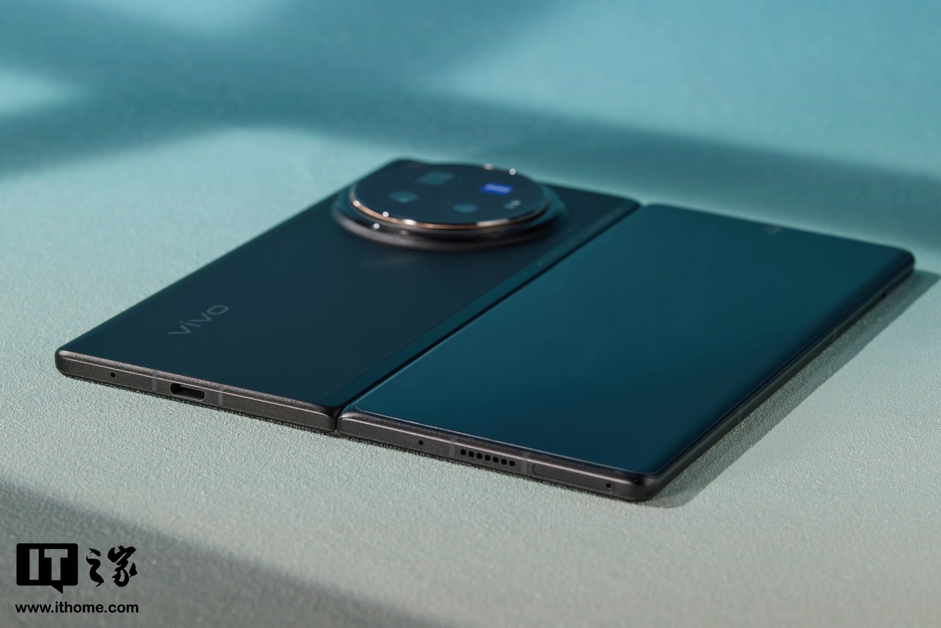 Cận cảnh smartphone màn hình gập mỏng nhẹ nhất thế giới: Nhẹ hơn cả iPhone 15 Pro Max, mỏng chỉ 4.65mm, mà pin vẫn tận 5.500mAh - Ảnh 21