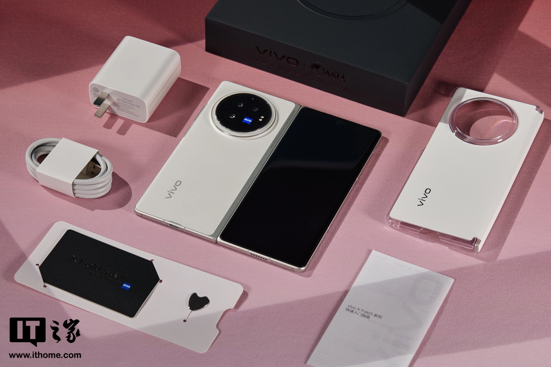 Cận cảnh smartphone màn hình gập mỏng nhẹ nhất thế giới: Nhẹ hơn cả iPhone 15 Pro Max, mỏng chỉ 4.65mm, mà pin vẫn tận 5.500mAh - Ảnh 5