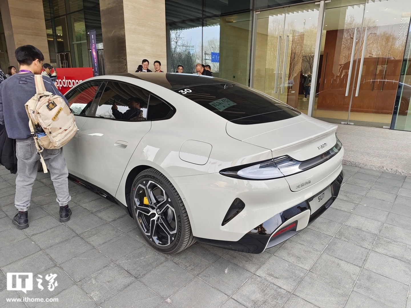 [Video] Cận cảnh xe điện Xiaomi SU7 Max "bằng xương bằng thịt" của chủ tịch Xiaomi: Đẹp mê hồn! - Ảnh 3