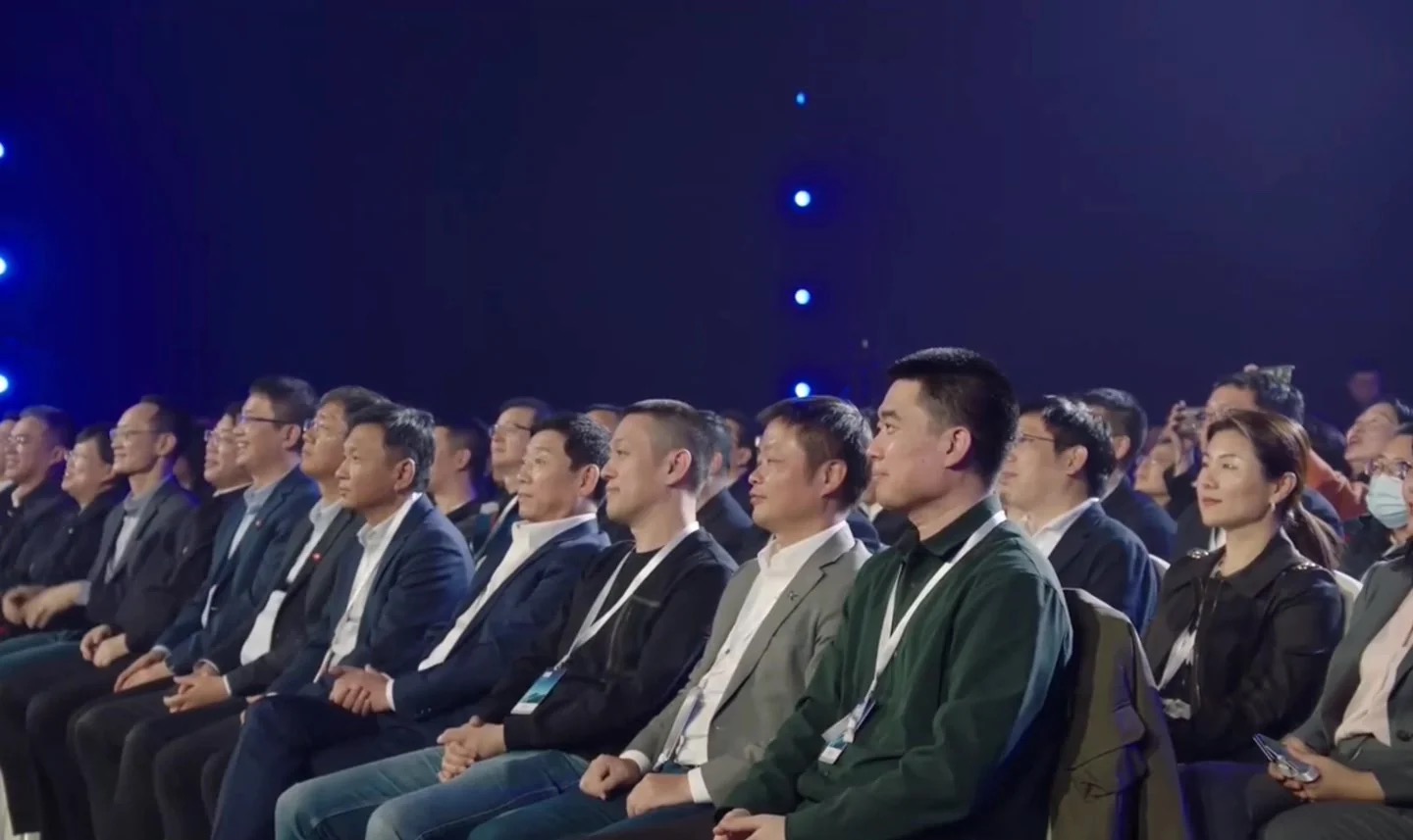 Tổ chức sự kiện ra mắt xe điện, Xiaomi không ngại mời cả CEO các hãng xe khác đến dự: 2 CEO còn vui vẻ đổi xe cho nhau - Ảnh 1