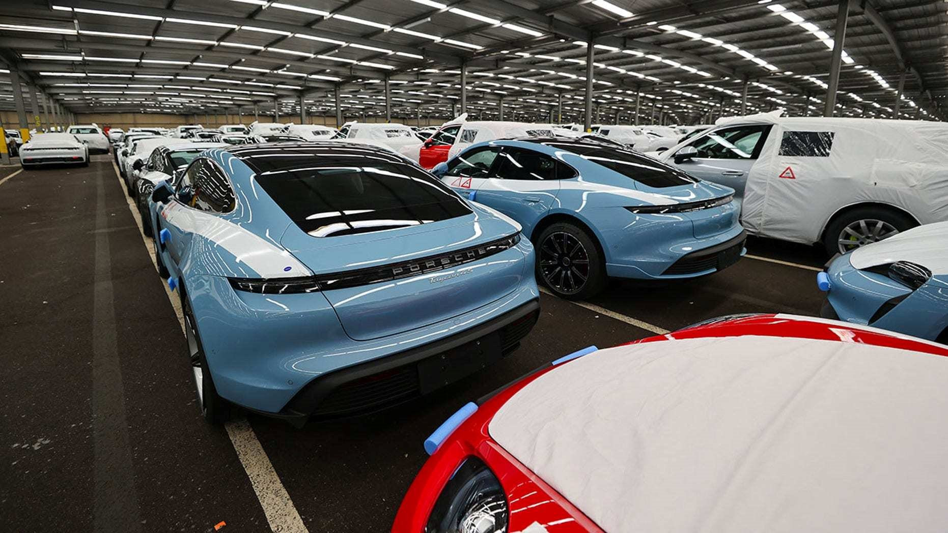 Khiến 4.000 ô tô hạng sang vùi dưới đáy biển, tập đoàn Volkswagen bị khởi kiện - Ảnh 1