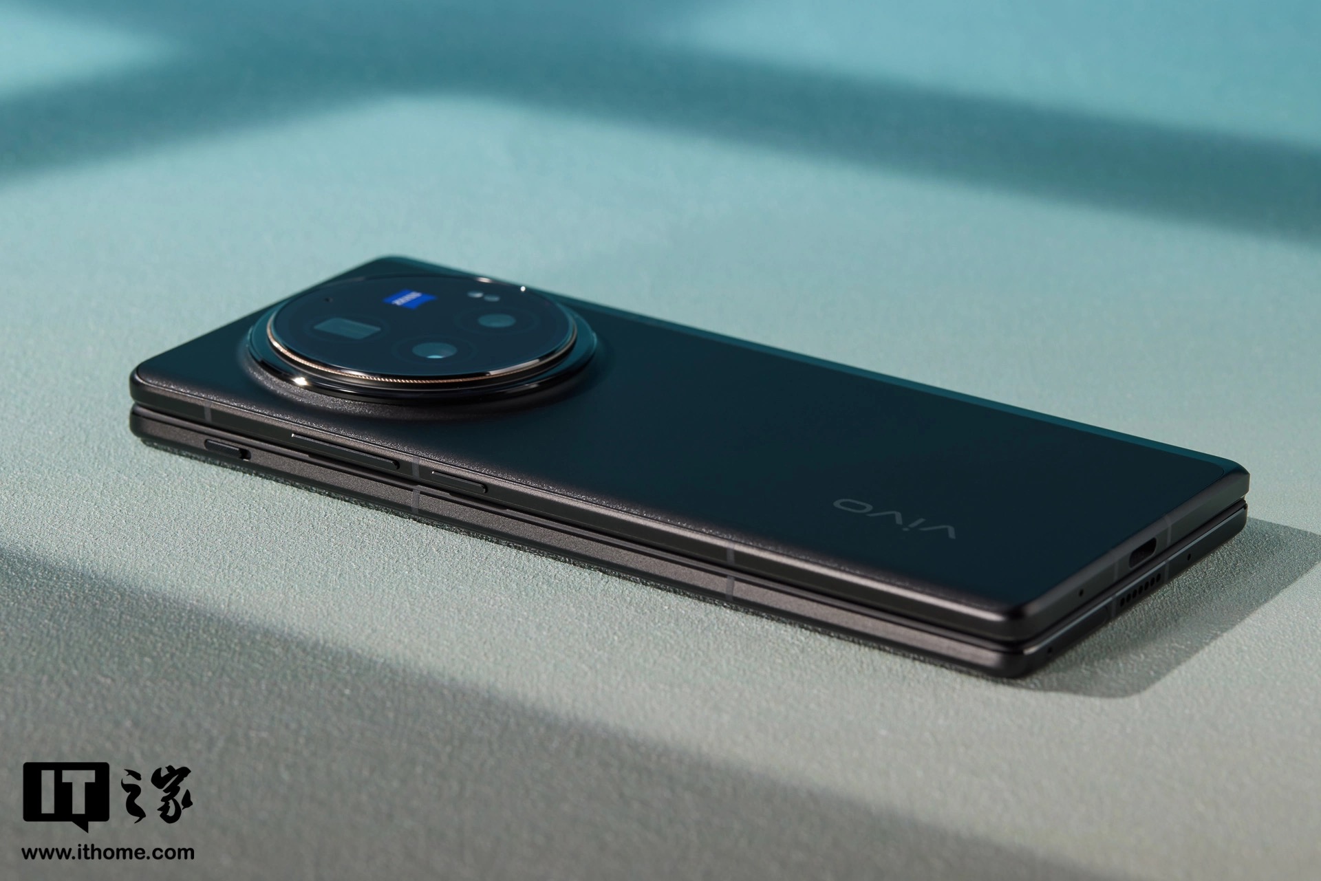 Cận cảnh smartphone màn hình gập mỏng nhẹ nhất thế giới: Nhẹ hơn cả iPhone 15 Pro Max, mỏng chỉ 4.65mm, mà pin vẫn tận 5.500mAh - Ảnh 28