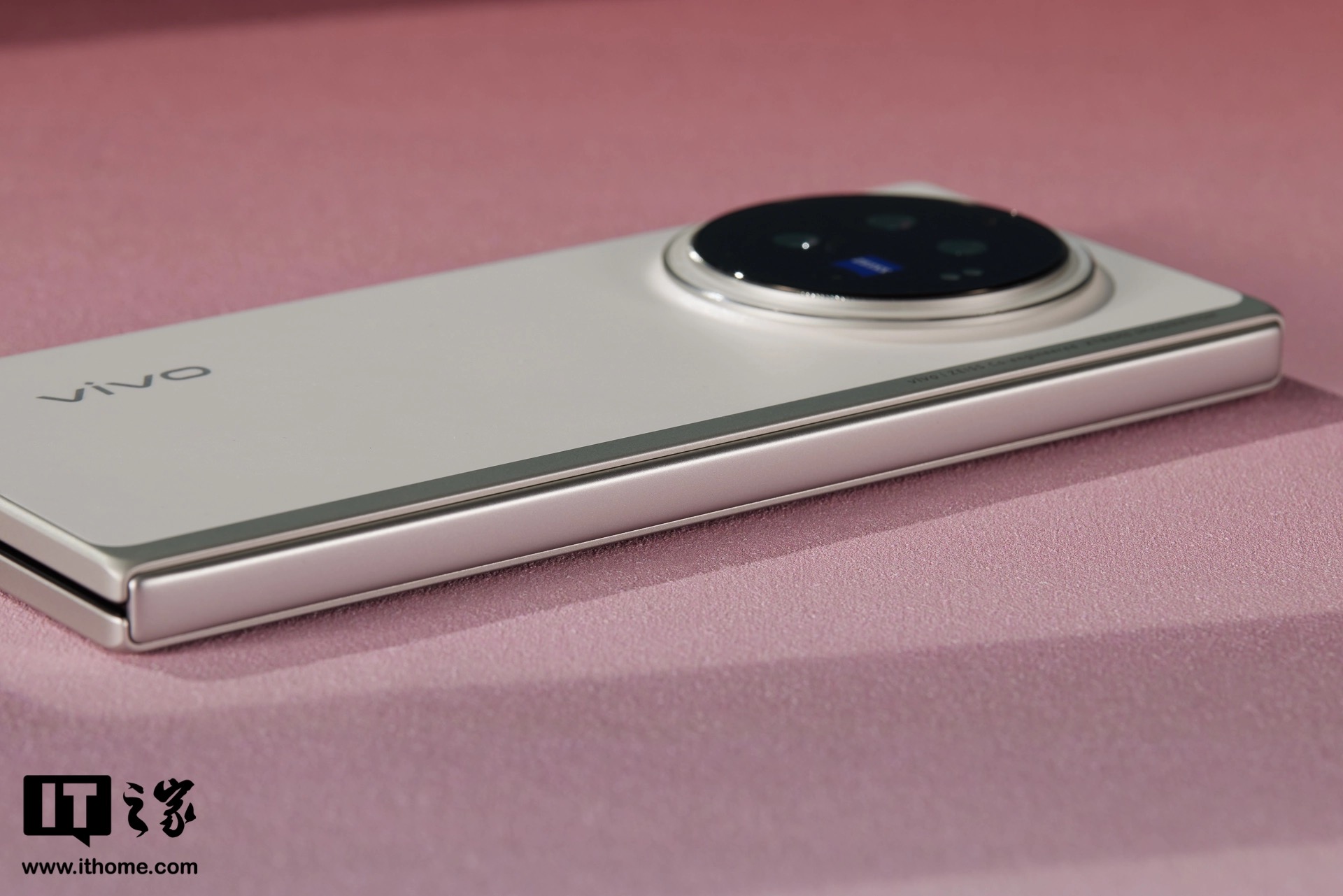 Cận cảnh smartphone màn hình gập mỏng nhẹ nhất thế giới: Nhẹ hơn cả iPhone 15 Pro Max, mỏng chỉ 4.65mm, mà pin vẫn tận 5.500mAh - Ảnh 6