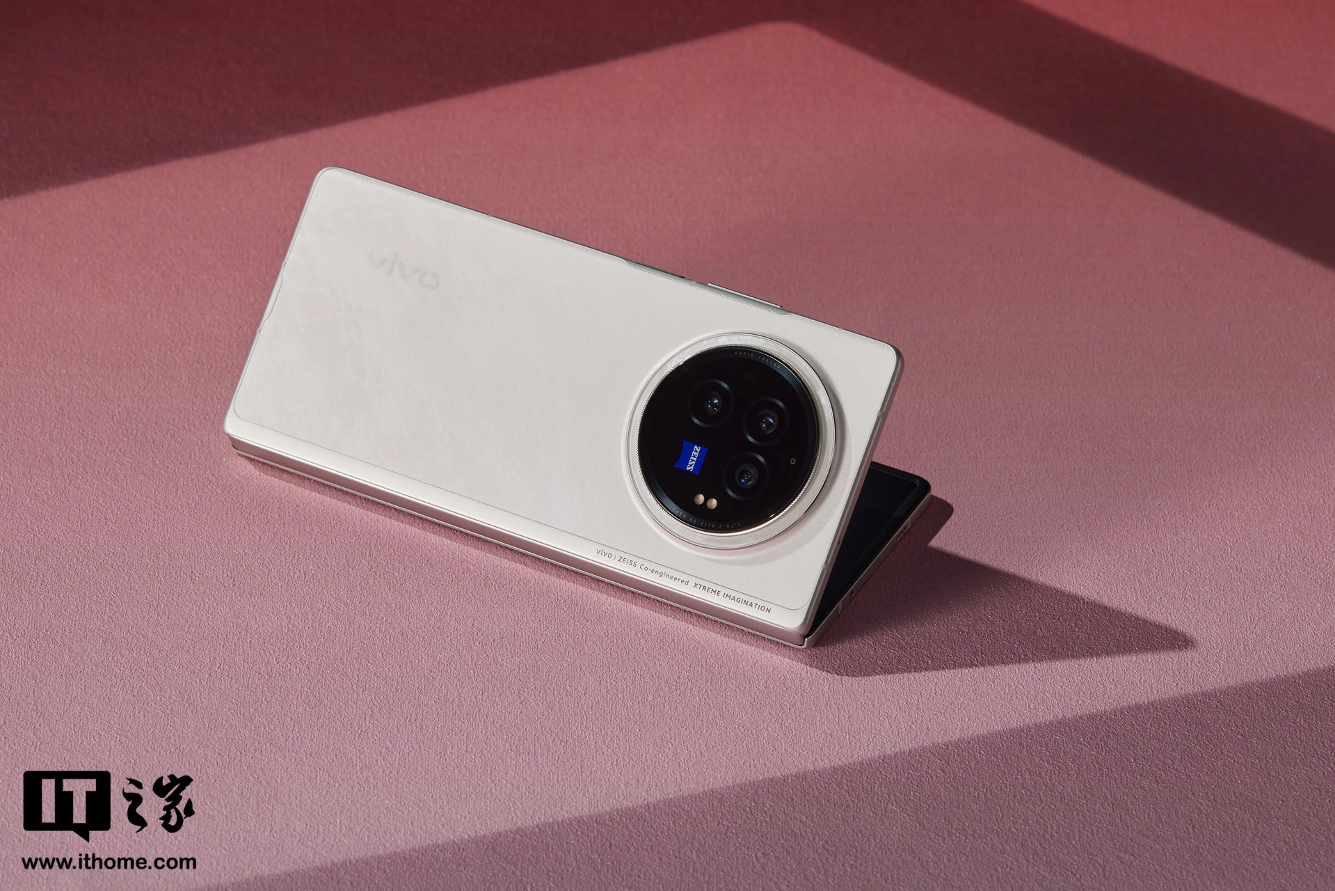 Cận cảnh smartphone màn hình gập mỏng nhẹ nhất thế giới: Nhẹ hơn cả iPhone 15 Pro Max, mỏng chỉ 4.65mm, mà pin vẫn tận 5.500mAh - Ảnh 7