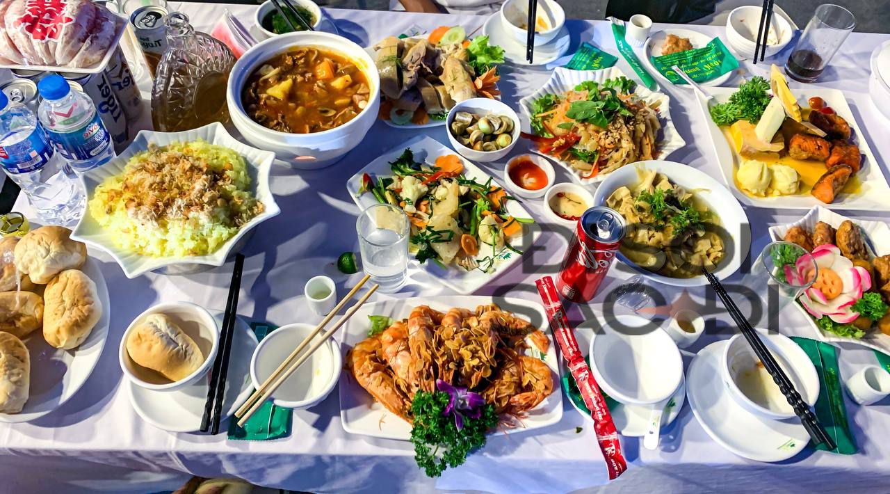 Cận cảnh tiệc cưới Quang Hải: Thực khách ấn tượng với món quả cầu vàng chiên thơm - Ảnh 1