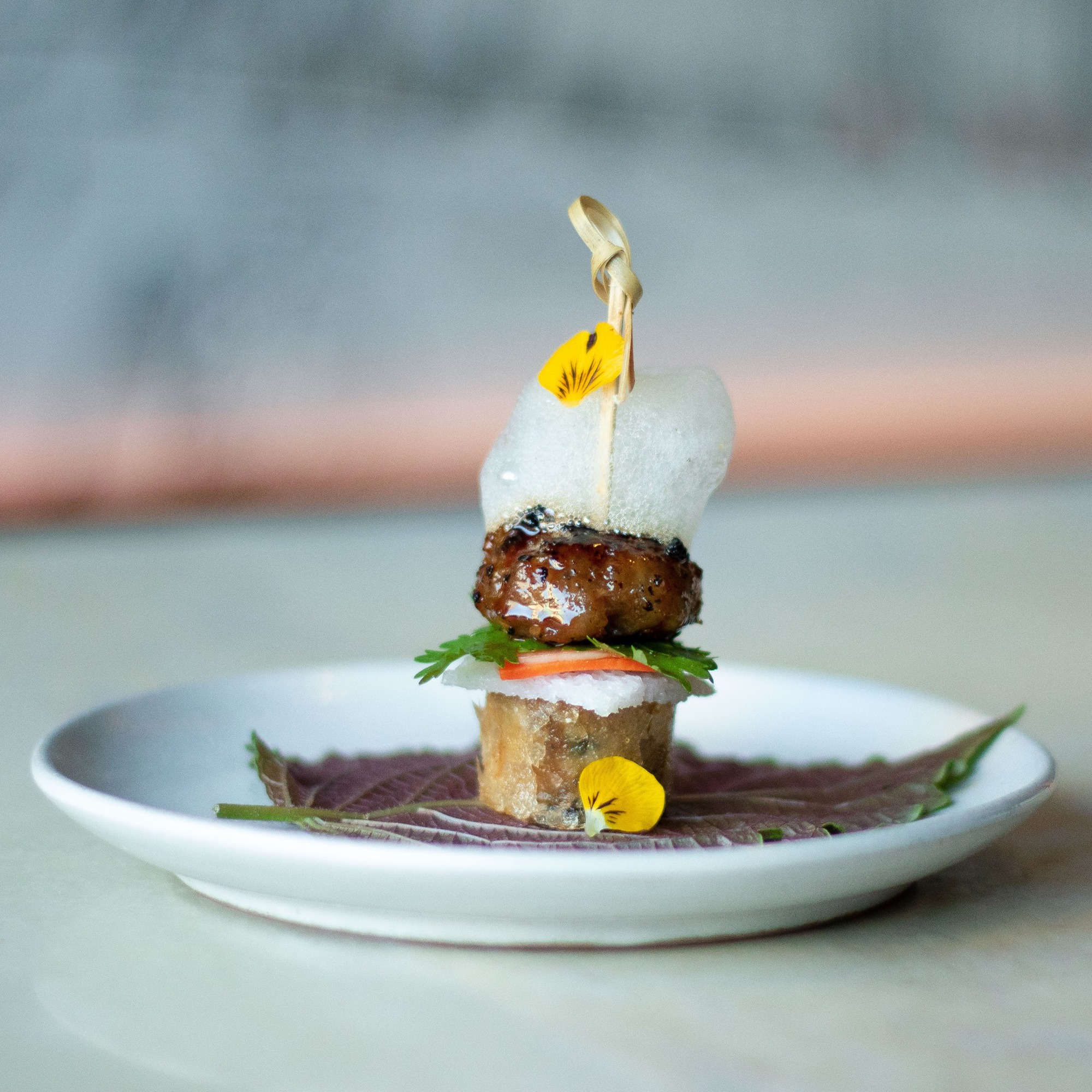 Bữa ăn đắt đỏ tại nhà hàng sao Michelin duy nhất ở TP.HCM khiến khách Tây cũng phải choáng ngợp: Chả giò, bún chả, bánh mì... bỗng hóa thành món ăn thượng lưu - Ảnh 4