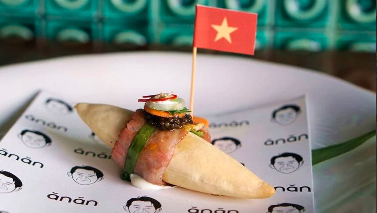 Bữa ăn đắt đỏ tại nhà hàng sao Michelin duy nhất ở TP.HCM khiến khách Tây cũng phải choáng ngợp: Chả giò, bún chả, bánh mì... bỗng hóa thành món ăn thượng lưu - Ảnh 3