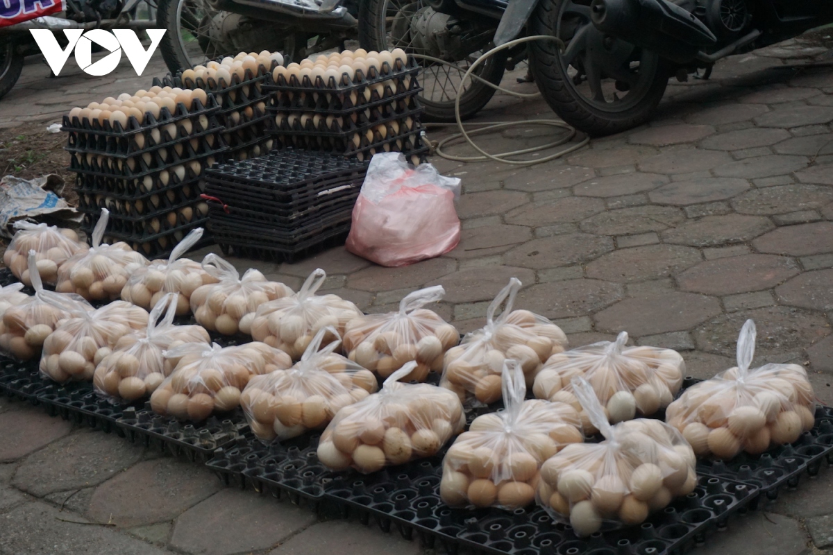 Người chăn nuôi mang trứng gà "siêu rẻ" bán trên vỉa hè Hà Nội - Ảnh 2