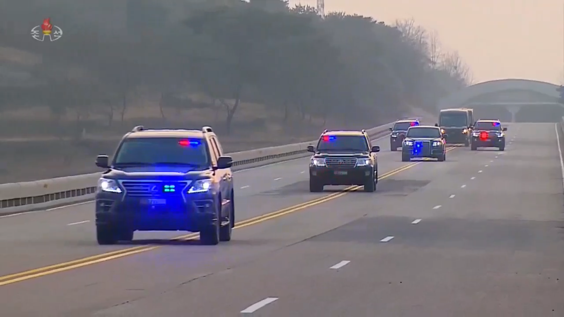 Đây là chiếc xe ông Putin tặng ông Kim Jong Un - Ảnh 2