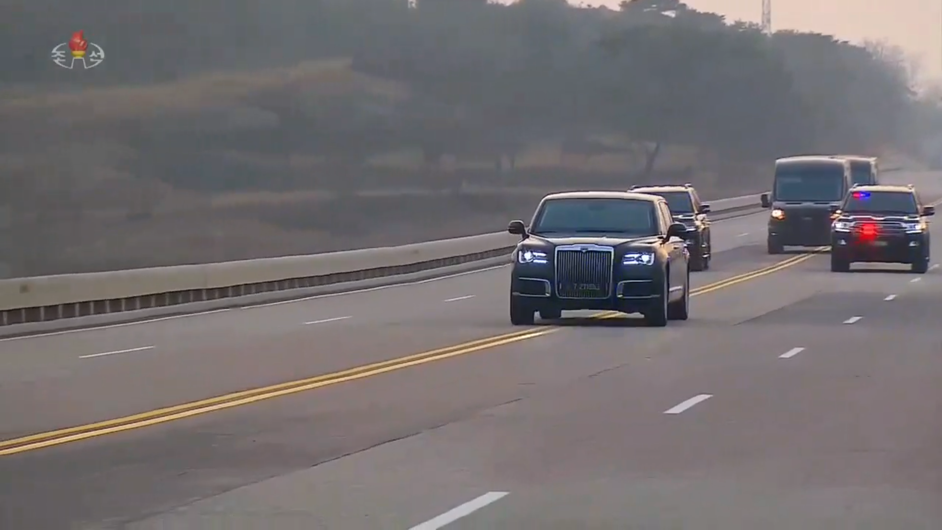 Đây là chiếc xe ông Putin tặng ông Kim Jong Un - Ảnh 3