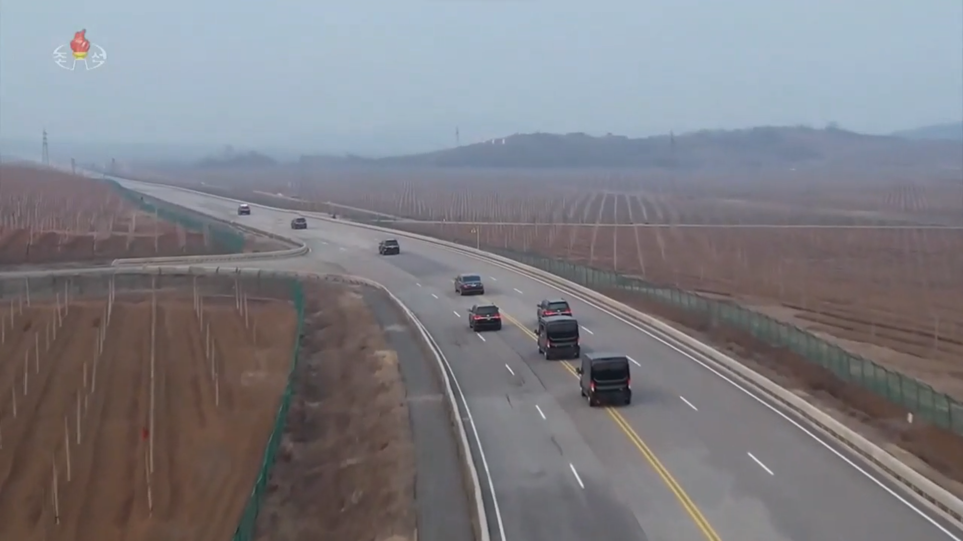 Đây là chiếc xe ông Putin tặng ông Kim Jong Un - Ảnh 5