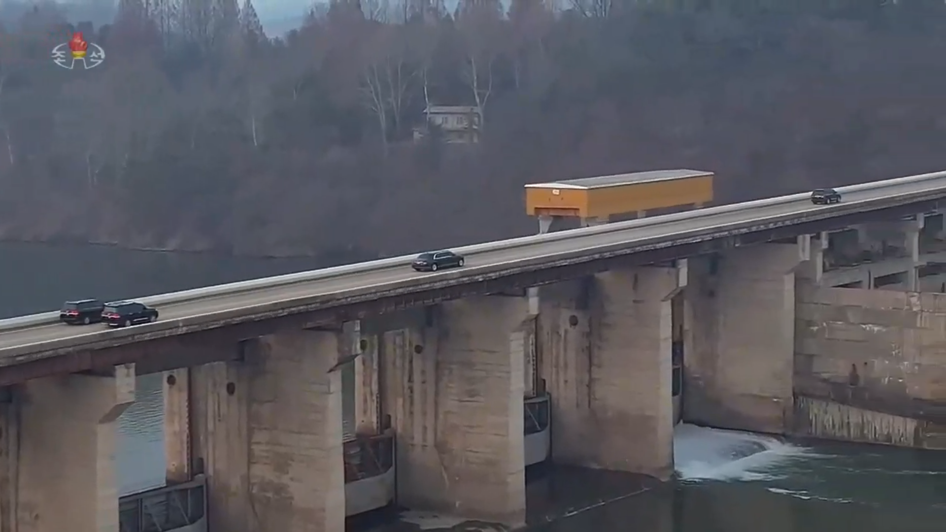 Đây là chiếc xe ông Putin tặng ông Kim Jong Un - Ảnh 6