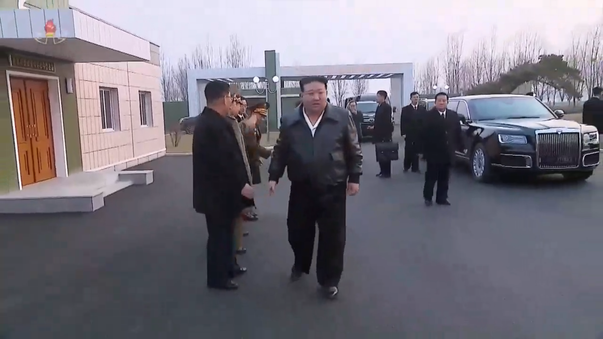 Đây là chiếc xe ông Putin tặng ông Kim Jong Un - Ảnh 9