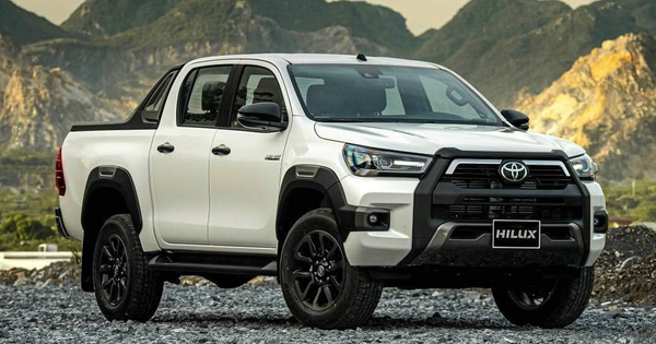 Toyota báo giá dự kiến 3 bản Hilux: Cao nhất 999 triệu, bán từ tháng 5, trở lại đấu Ranger và Triton