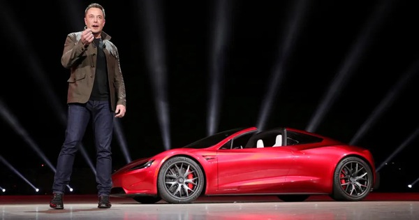 Elon Musk: Chiếc Tesla tiếp theo sẽ "không chỉ đơn giản là một chiếc xe", sử dụng công nghệ tên lửa của SpaceX và có thể... bay?