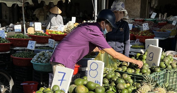 Trái cây rẻ không tưởng, cam sành chỉ 7.000 đồng/kg