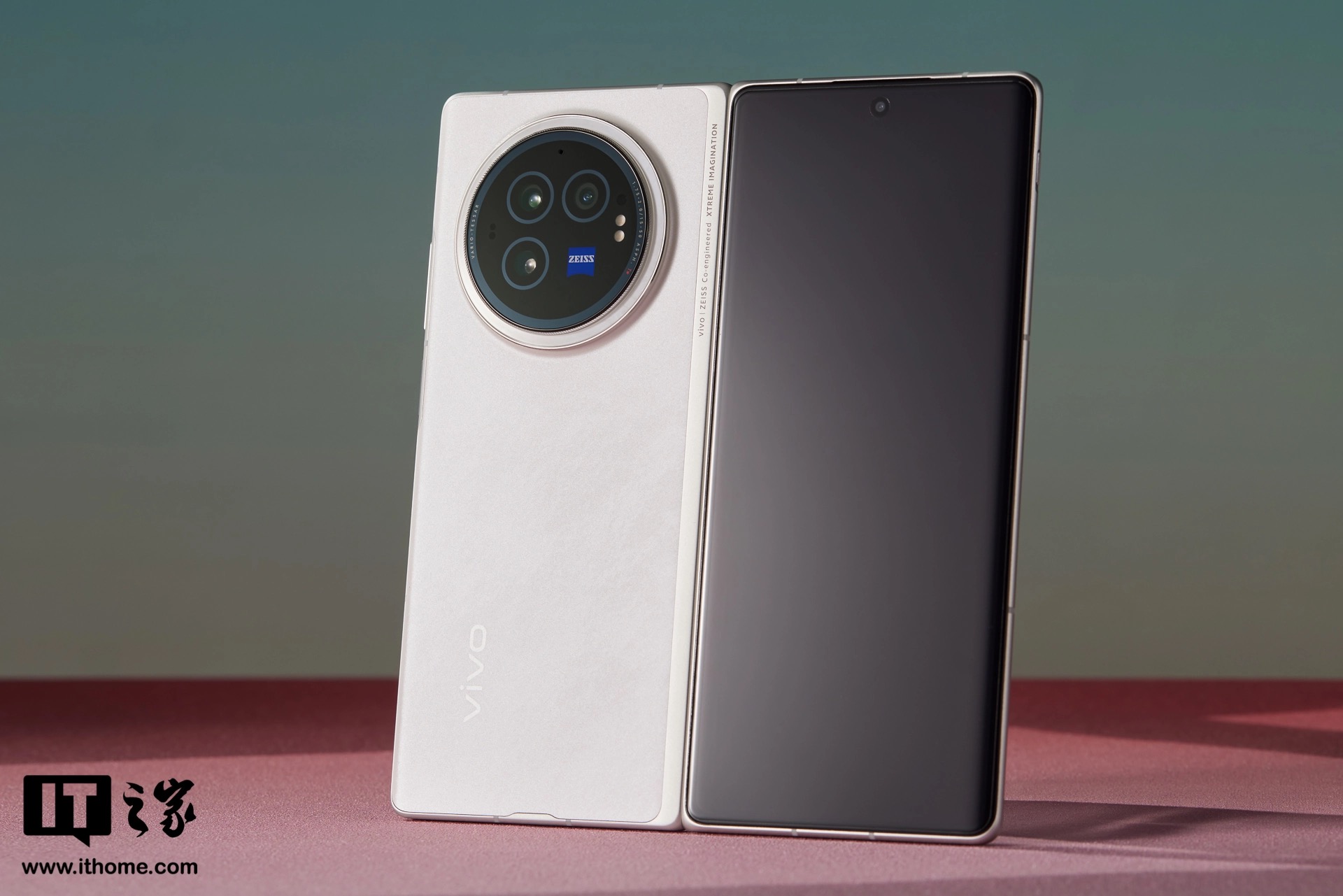 Cận cảnh smartphone màn hình gập mỏng nhẹ nhất thế giới: Nhẹ hơn cả iPhone 15 Pro Max, mỏng chỉ 4.65mm, mà pin vẫn tận 5.500mAh - Ảnh 10