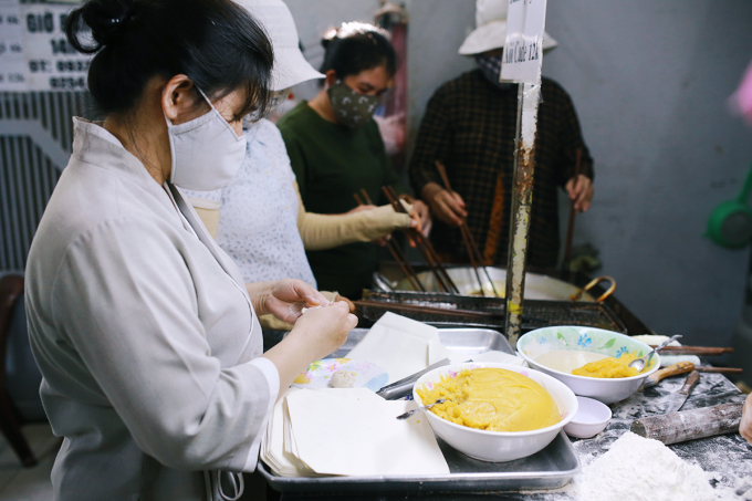 Xe bánh tiêu "chảnh" nhất Việt Nam: Mở bán nhưng 15 phút sau báo... hết bánh, bà chủ không trả lời bất kỳ câu hỏi nào! - Ảnh 2