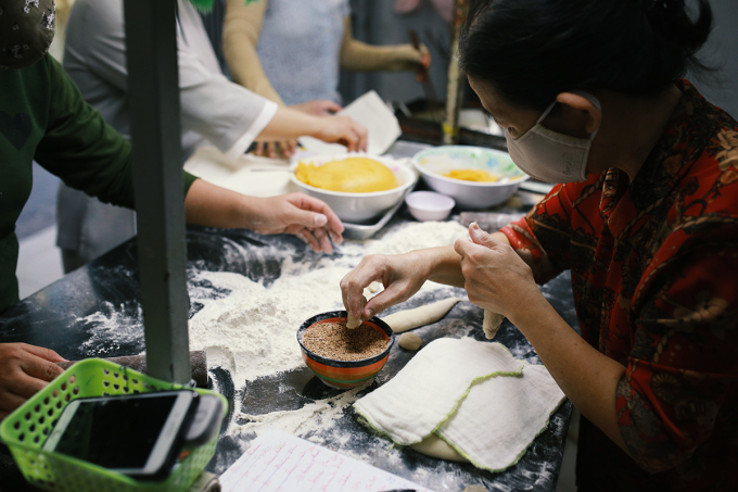 Xe bánh tiêu "chảnh" nhất Việt Nam: Mở bán nhưng 15 phút sau báo... hết bánh, bà chủ không trả lời bất kỳ câu hỏi nào! - Ảnh 8